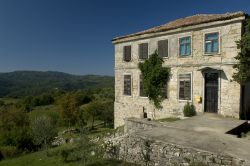 Una casa in pietra nel piccolo borgo di Hum, Istria, Croazia - © lisovsergey / Shutterstock.com