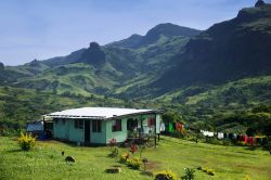 Una casa nel villaggio di Navala, isola di Viti Levu, Figi, immersa nella natura.
