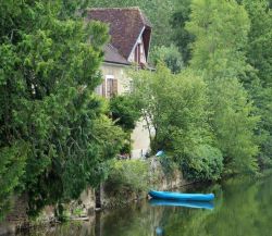 Una casa sul fiume Serein nei pressi di Noyers il borgo della Francia in Borgogna - © ClS / Shutterstock.com