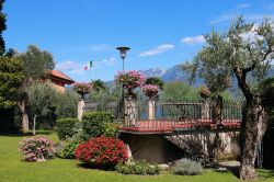 Una casa sul lago di Garda a Gargnano, Lombardia, Italia. L'atmosfera che si respira qui è tipicamente mediterranea grazie agli ulivi, agli orti e alle antiche limonaie - © Zakrevsky ...