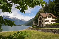 Una casa sul Lago di Poschiavo sulle Alpi Svizzere.