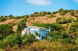 Una casa sulla collina a Posada, provincia di Nuoro, Sardegna.
