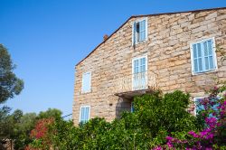 Una casa tipica corsa, in pietra, nel villaggio di Figari (Corsica)