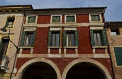 Una casa tipica del centro storico di Noale in Veneto - © LIeLO / Shutterstock.com