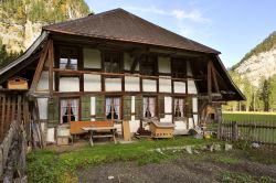 Una casa tipica della zona di Kandersteg, in Svizzera