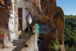 Una casa tra le rocce di Calcata nel Lazio.