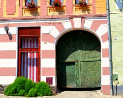 Una casa tradizionale nel villaggio di Biertan, Transilvania, Romania. Molte facciate di edifici e palazzi sono decorate da motivi geometrici colorati.

