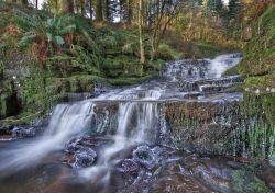 Una cascata a Talybont Reservoir vicino a Abergavenny, Galles, UK.
