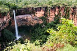 Una cascata al parco nazionale Chapada dos Guimaraes, Cuiaba, Mato Grosso. E' uno dei paesaggi naturali più suggestivi che si possono ammirare in questa zona del Brasile.



