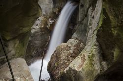 Una cascata dentro all'Orrido di Bellano, una stretta forra della Lombardia, sul versante orientale del Lago di Como
