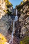 Una cascata fra le montagne nei pressi di Lenzerheide, Svizzera.

