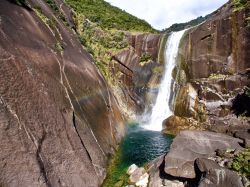 Una cascata fra le rocce dell'isola di Yakushima, Giappone.

