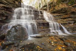 Una cascata nel Parco Nazionale delle Foreste Casentinesi a Camaldoli, Toscana. Panorama autunnale del paesaggio ospitato fra le province di Folrì-Cesena, Arezzo e Firenze.



