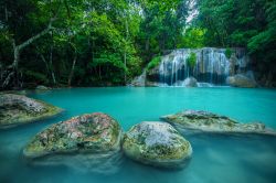 Una cascata nella foresta nell'Erawan National Park, Kanchanaburi, Thailandia.
