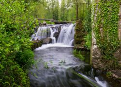 Una cascata sul fiume nella cittadina di O Corgo, vicino a Lugo, Galizia.

