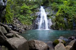 Una cascatella in caduta in una piscina naturale a Cocos Island, Costa Rica.

