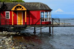 Una casetta in legno dai colori sgargianti a Puerto Varas, Cile.
