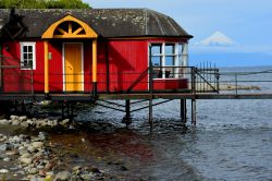 Una casetta in legno dai colori sgargianti a Puerto Varas, Cile.
