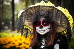 Una Catrina ritratta in una foto scattata durante la sfilata del Día de Muertos a Città del Messico.
