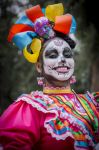 Una Catrina, figura tipica della tradizione messicana, durante la sfilata del Día de Muertos.