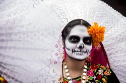 Milioni di persone assistono alla sfilata del Día de Muertos nelle strade cittadine della capitale.