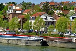 Una chiatta sul fiume Senna a Conflans-Sainte-Honorine, Francia. Questa cittadina si trova alla confluenza della Senna e dell'Oise a 25 km dalla capitale Parigi - © Pack-Shot / Shutterstock.com ...