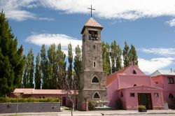 Una chiesa con torre campanaria a Gobernador Gregores, Argentina.