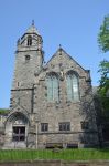 La facciata di una chiesa a Kirkcaldy, Scozia, UK. Da notare le belle vetrate e le decorazioni che ne impreziosiscono l'esterno austero.
