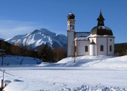 Una chiesa a Seefeld in Austria. Siamo in Tirolo e l locslità è un celebre resort sciistico