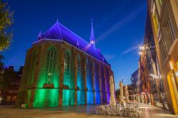 Una chiesa antica illuminata di notte nel centro storico di Nijmegen, Olanda.
