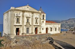 Una chiesa antica sulla costa di Capo d' Orlando in Sicilia.