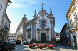 Una chiesa barocca nel centro storico di Viana do Castelo, Portogallo - © jorisvo / Shutterstock.com