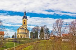 Una chiesa catolica nel villaggio di Sandrovac, regione di Bilogora, Croazia Centrale