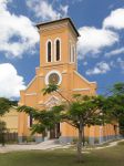 Una chiesa cattolica a La Digue, Seychelles. Immersa nella rigogliosa natura tropicale, sorge questa graziosa chiesetta di rito cattolico - © andreevarf / Shutterstock.com