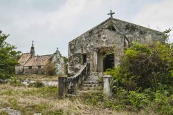 Una chiesa cattolica abbandonata a Cat Island, Arcipelago delle Bahamas.



