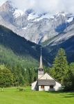 Una chiesa cattolica tra i versi paesaggi di Kandersteg, in Svizzera - © Peter Moulton / Shutterstock.com