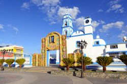 Una chiesa colorata al confine fra Veracruz e Puebla, vicino al Pico de Orizaba, Messico.
