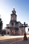 Una chiesa con campanile nel centro di Monterrey, Messico, nel tardo pomeriggio.
