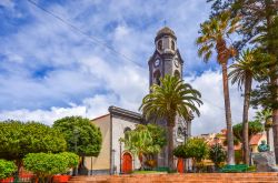 Una chiesa con campanile nel centro di Puerto de la Cruz, Tenerife, Spagna.



