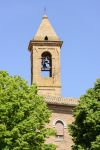 Una chiesa con campanile nel centro storico di Urbisaglia nelle Marche