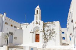 Una chiesa con campanile sull'isola di Tino, Grecia.

