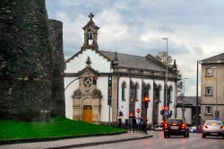 Una chiesa dedicata alla Vergine Maria nel centro di Lugo, Spagna. Si trova di fronte alla suggestiva cinta muraria del villaggio galiziano - © Elzloy / Shutterstock.com