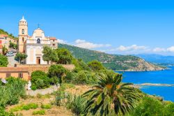 Una chiesa del borgo francese di Cargese in Corsica