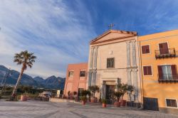 Una chiesa del centro storico di  Altavilla Milicia vicino a Palermo in Sicilia - © Andreas Zerndl / Shutterstock.com
