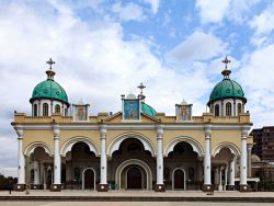 Una chiesa della capitale Addis Abeba, Etiopia: cupole verdi e tre grandi affreschi sopra il portale centrale e quelli laterali adornano la facciata di questo edificio di culto.



