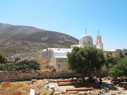 Una chiesa dell'isola di Anafi, Grecia. Gli edifici religiosi, intonacati con calce bianca, richiamano la tipica architettura delle Cicladi - © Kostas Koutsaftikis / Shutterstock.com ...