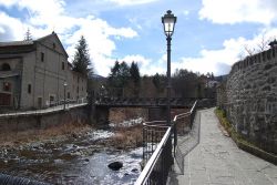 Una Chiesa di Fiumalbo e il  Ponte del Seminario, Emilia-Romagna - © Alessandro Seno - CC BY-SA 3.0, Wikipedia