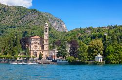 Una chiesa a Lenno, il borgo si trova sul Lago ...