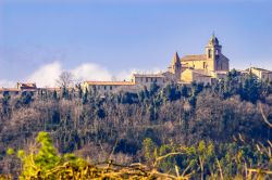 Una chiesa di Mondaino di Rimini fotografata da Belvedere Fogliense, villaggio delle Marche