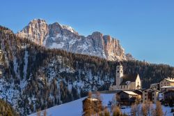 Una chiesa di montagna nella piccola cittadina di Selva di Cadore, Veneto.  Sullo sfondo, il picco della Civetta nelle Dolomiti di Zoldo. 



